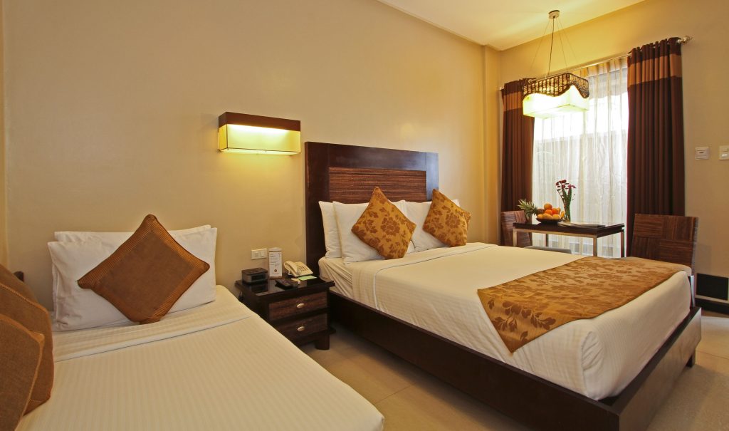 deluxe queen with day bed 2