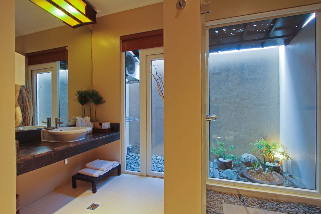 deluxe room bathroom 1