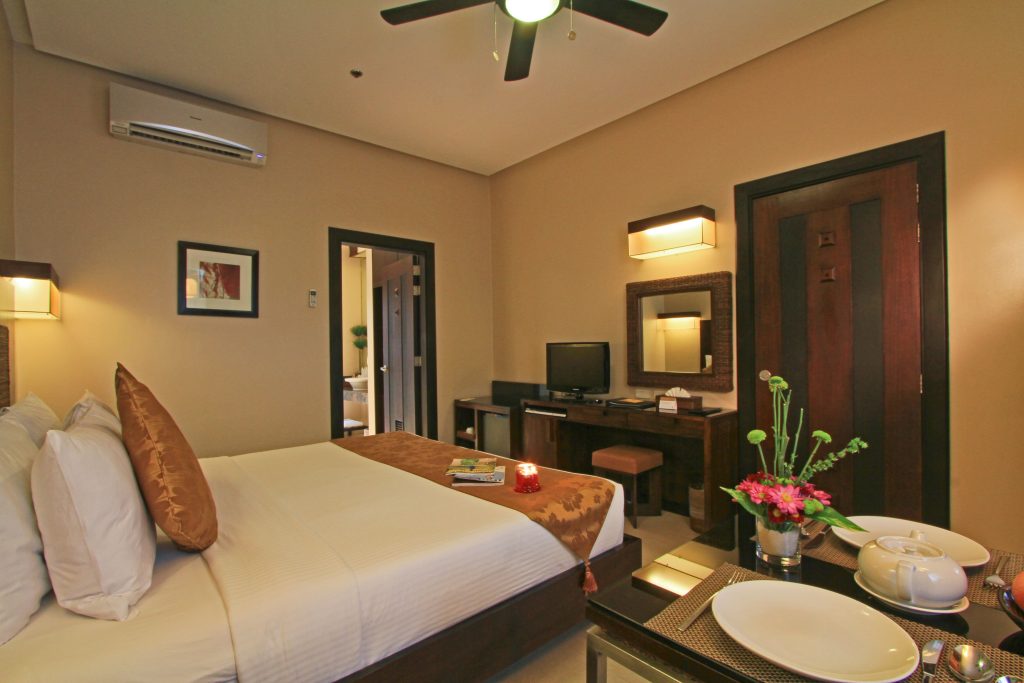 deluxe room king bed 2