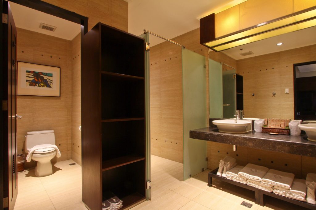 family grand suite bathroom 3