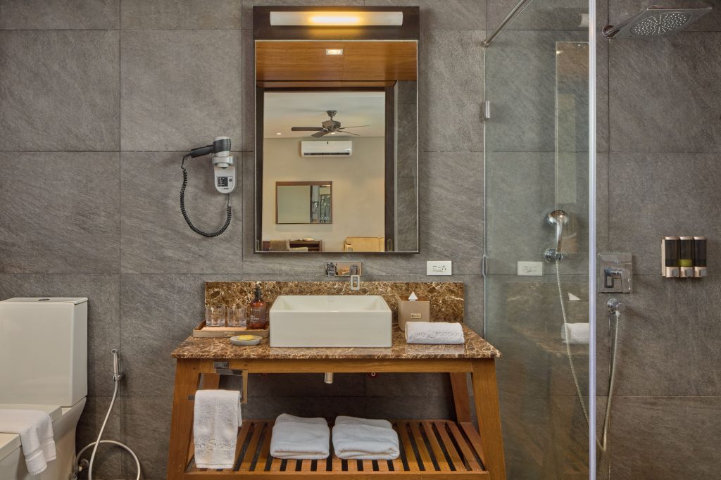 bayview deluxe bathroom 1