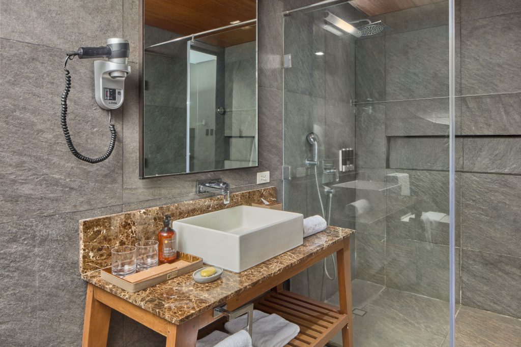 bayview deluxe bathroom 2