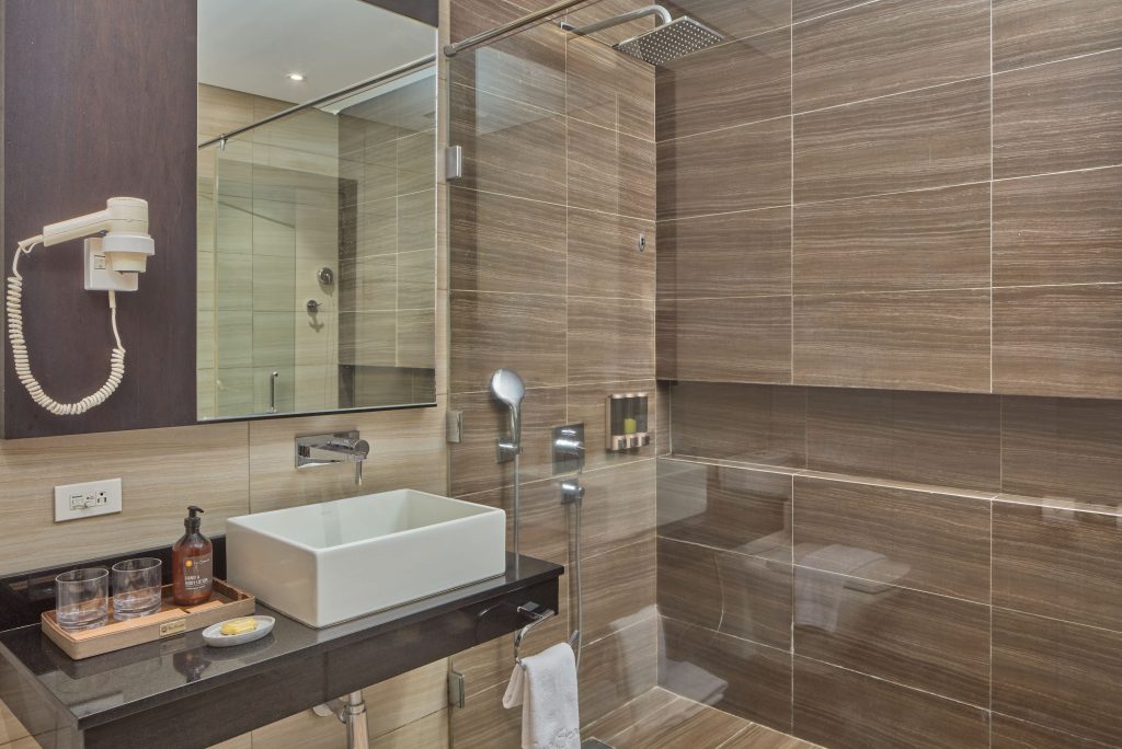 bayview queen bathroom 2