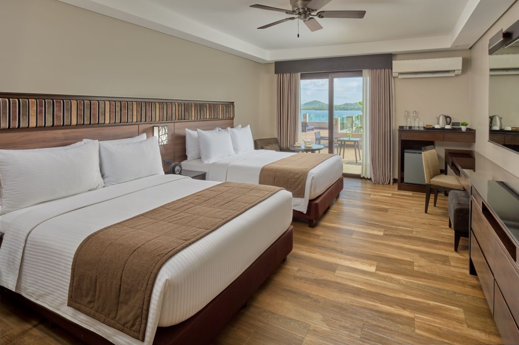 bayview queen with deck access view 1