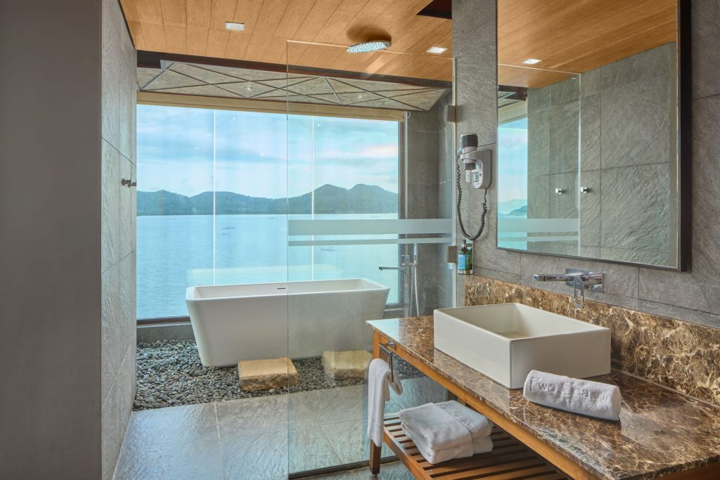 panorama suite bathroom 1