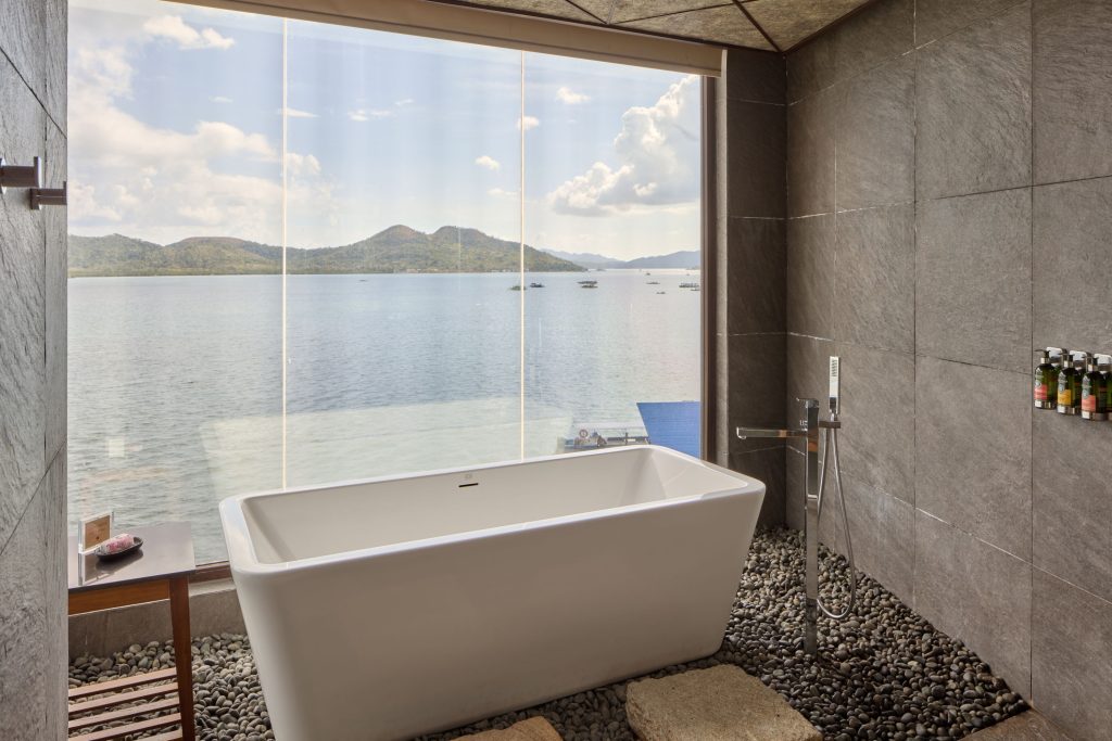 panorama suite bathroom 2